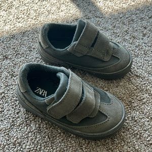 Zara toddler size 21, dark army green color